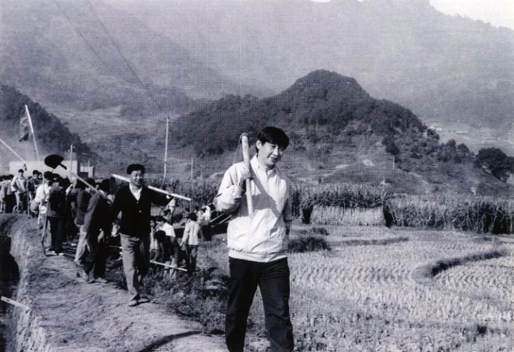 　　△1989年，時任福建寧德地委書記的習近平帶領地直機關千余名干部到水利工地參加修整水渠勞動。