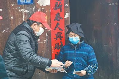 疫情發(fā)生以來，貴州劍河縣久仰鎮(zhèn)擺偉村第一書記在給村民發(fā)放疫情防控圖冊?！⒅遗唷〗獫晒狻z