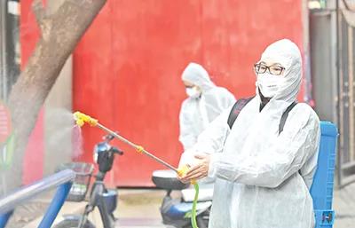 武漢市洪山區(qū)珞南街廣八路社區(qū)書記對健身器械進(jìn)行消毒。