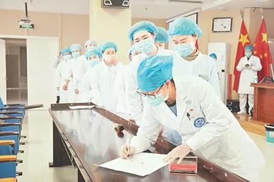 疫情期間，內(nèi)蒙古達(dá)拉特旗黨員醫(yī)護(hù)工作者主動請纓支援抗擊疫情第一線?！≮w樂　攝