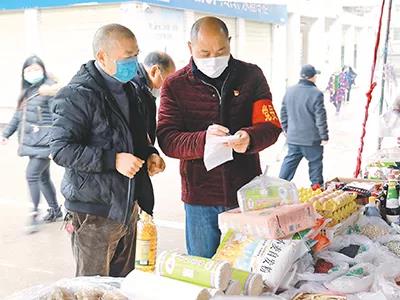 疫情期間，四川瀘州市龍馬潭區(qū)特興街道走馬村黨員干部幫隔離群眾采買生活用品。陳濤　攝
