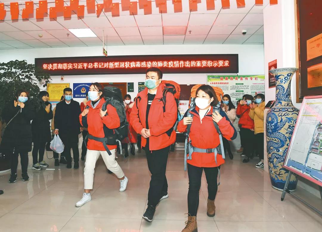 江西宜春市人民醫(yī)院抗擊新型冠狀病毒肺炎馳援武漢首批醫(yī)療隊員出征儀式。（圖片由通訊員　黃包云　陳波提供）