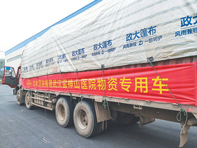 九牧集團(tuán)黨委組織運輸車輛向武漢捐贈6537套衛(wèi)浴設(shè)施。（圖片由福建南安市委組織部提供）