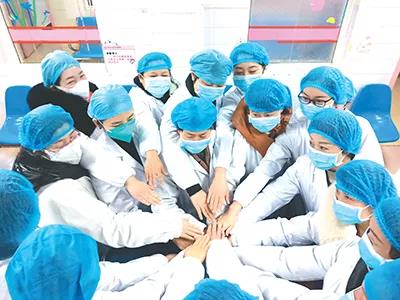 武漢市江夏區(qū)婦幼保健院22名巾幗黨員請戰(zhàn)奔赴抗擊疫情前沿陣地。